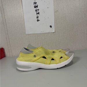 Bzees Resort Slip On Sandals Women Size 10 Knit Open toe Stretch Shoes - Yellow